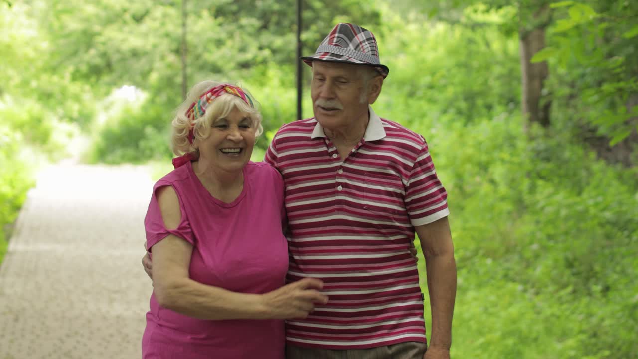 노인 백인 부부가 공원에서 고 안고, 노인 남자가 여자와 함께 고, 남편, 아내