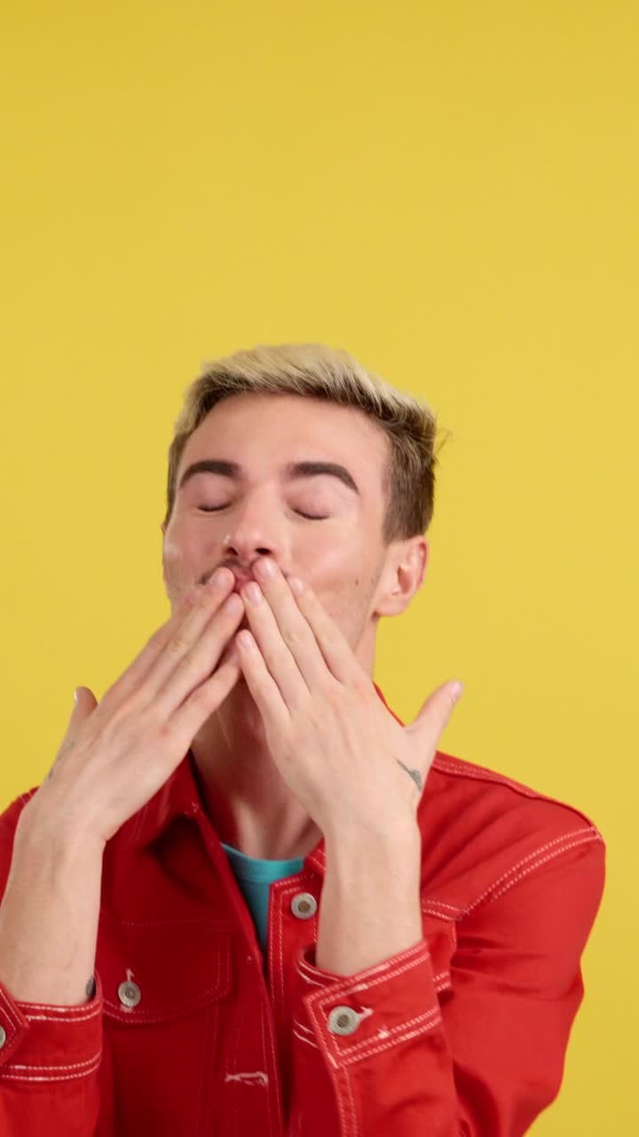 Uomo in giacca rossa che manda un bacio