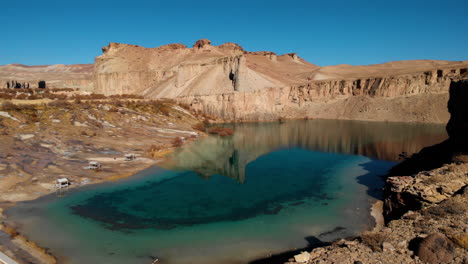 Lago-Band-e-Amir---Panorama-Del-Lago-Azul-Con-Vista-A-La-Montaña-En-El-Parque-Nacional-Band-e-Amir-En-Bamyan,-Afganistán