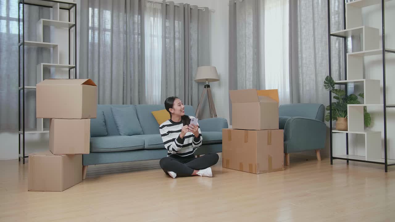 여성이 새로운 집으로 이사합니다.