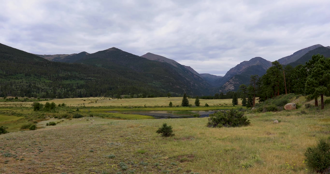 Video statico di montagne in Colorado. Il tempo era coperto e pioveva leggermente