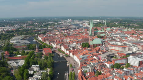 Luftaufnahme-Der-Altstadt.-Blick-Auf-Das-Holstentor,-Die-Marienkirche-Und-Mehrere-Andere-Kirchen.-Lübeck,-Schleswig-Holstein,-Deutschland