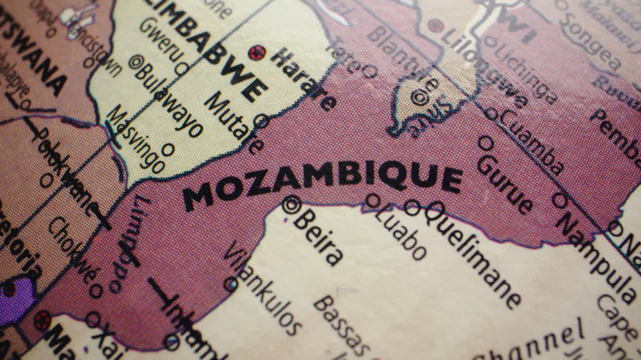 Veduta dettagliata del Mozambico e dei paesi confinanti su un mappamondo