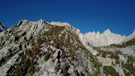 Vista-Aérea-Cinemática-Inclinada-Hacia-Arriba-En-El-Monte-Whitney,-Parque-Nacional-Secoya-Sierra-Nevada,-Estados-Unidos,-Pico-Más-Alto-De-Estados-Unidos