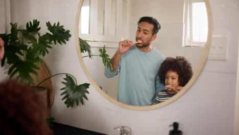 padre e hija cepillándose los dientes juntos