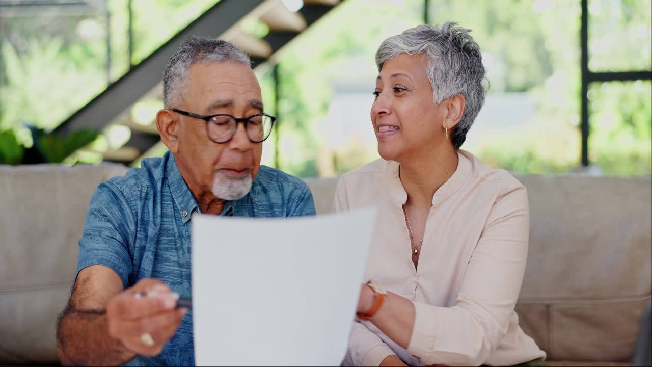 documento, portátil o conversación de la pareja feliz senior