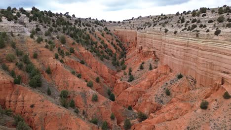 cañón rojo por avión no tripulado. viajando por el paisaje de españa