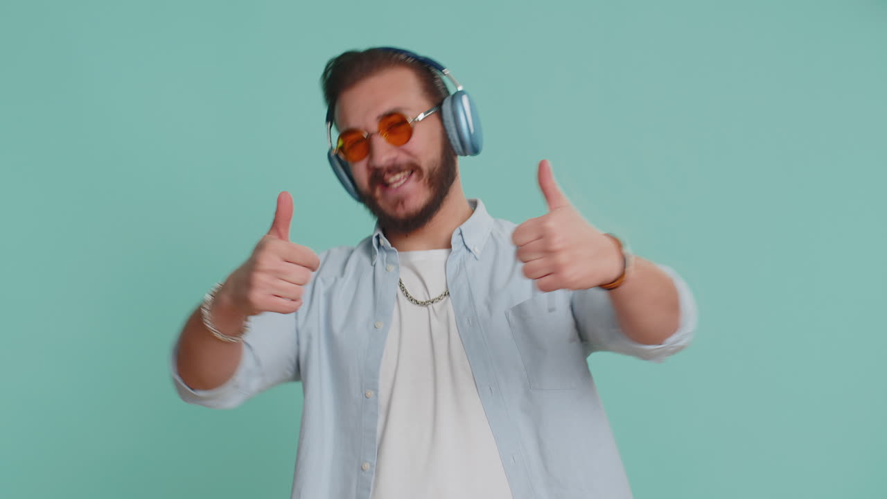 libanés hombre feliz con auriculares escuchando música bailando discoteca divirtiéndose relajándose en la fiesta