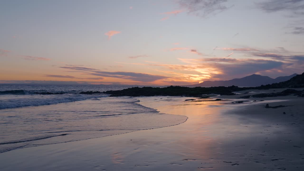escena de la playa al atardecer