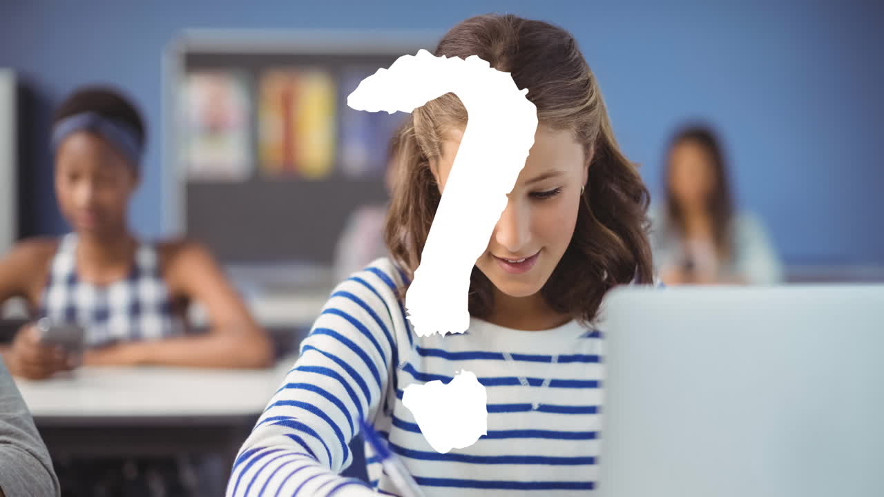Animazione di un punto interrogativo bianco su una scolaretta caucasica sorridente che scrive alla scrivania in classe