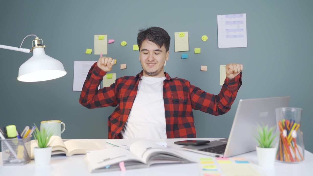 es un estudiante masculino vivaz.