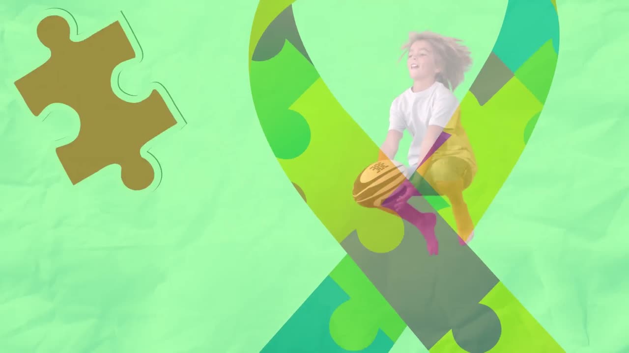 animación de rompecabezas y manos sobre feliz niño caucásico con pelota de rugby.