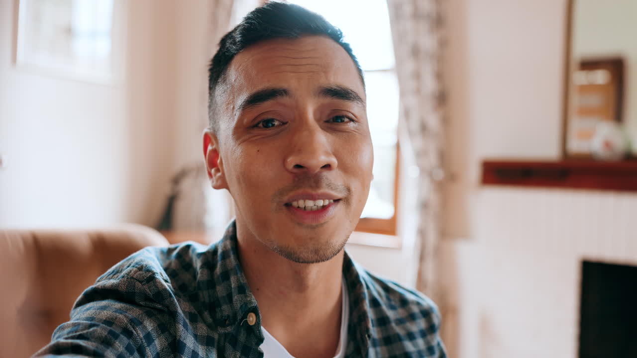 Video selfie, muž influencer živé vysílání
