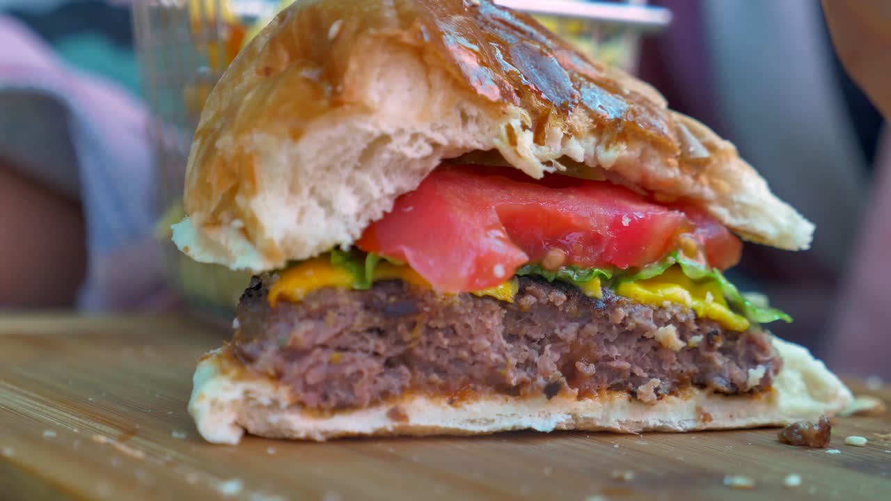 cerca de una deliciosa hamburguesa con queso