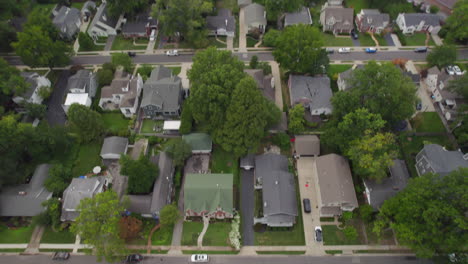 Paso-Elevado-E-Incline-Hacia-Abajo-Sobre-Casas-En-Barrio-Suburbano-En-St