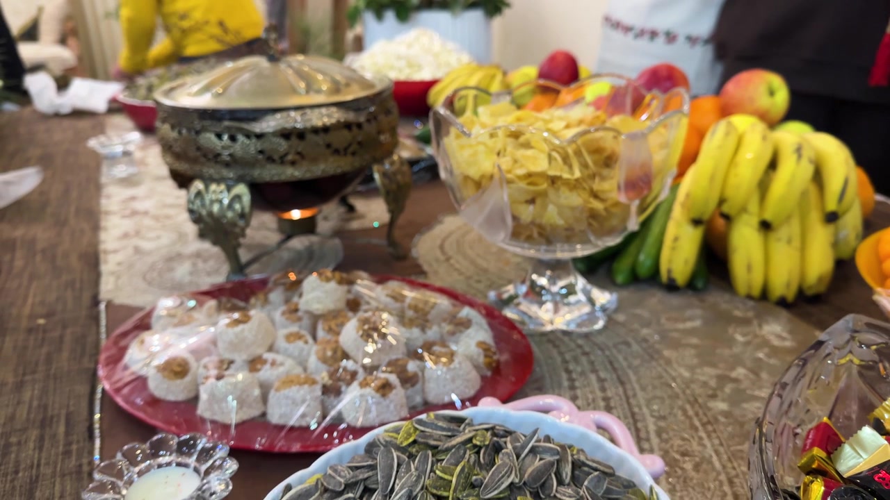 Färgglatt fruktsnacks med blandade frukter, traditionellt sött, med rött granatäpple, vattenmelon, äpple och bär. Symboliskt för Yalda-nattens familjesammankomst i Teheran. Hemlagat, dekorativt, rustikt och med utsökt kulturell smak.