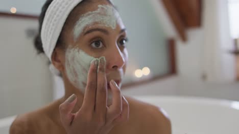 Mujer-De-Raza-Mixta-Tomando-Un-Baño-Aplicando-Mascarilla-De-Belleza