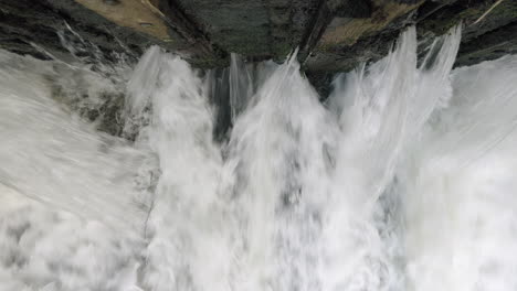 Las-Furiosas-Aguas-Del-Río-Alne-En-Warwickshire,-Inglaterra,-Mientras-Pasa-A-Través-De-Compuertas-Que-Controlan-La-Cantidad-De-Agua-De-Inundación-Después-De-Lluvias-Torrenciales.