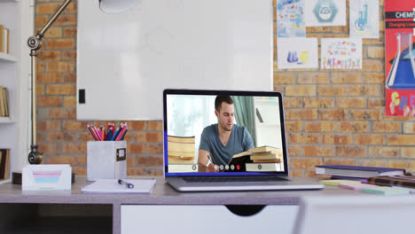 Aprendizaje-De-Un-Estudiante-Masculino-Mostrado-En-La-Pantalla-Del-Portátil-Durante-Una-Videollamada