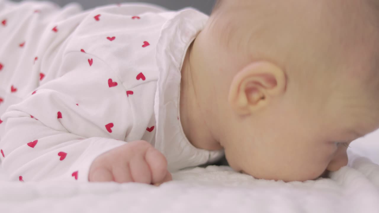 졸린 신생아의 큰 하품