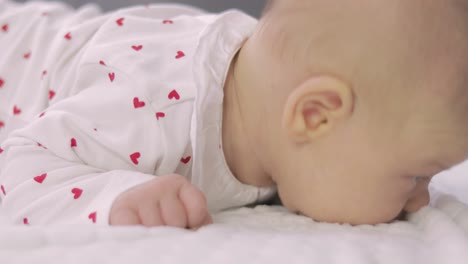 un gran bostezo de un bebé recién nacido somnoliento
