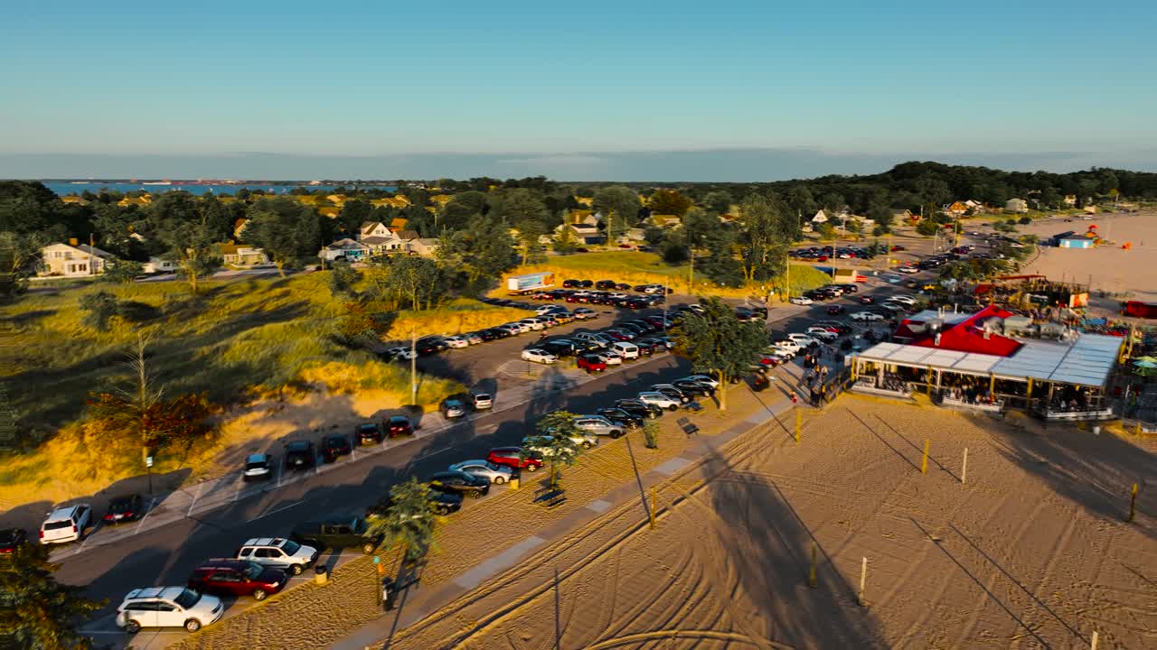 Movimiento aéreo sobre la zona de aparcamiento de pago en Beachwood