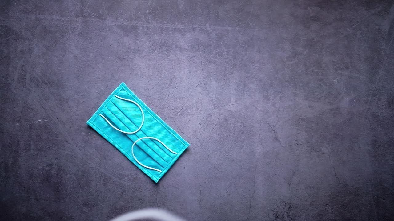 máscaras faciales de diferentes colores en superficies oscuras