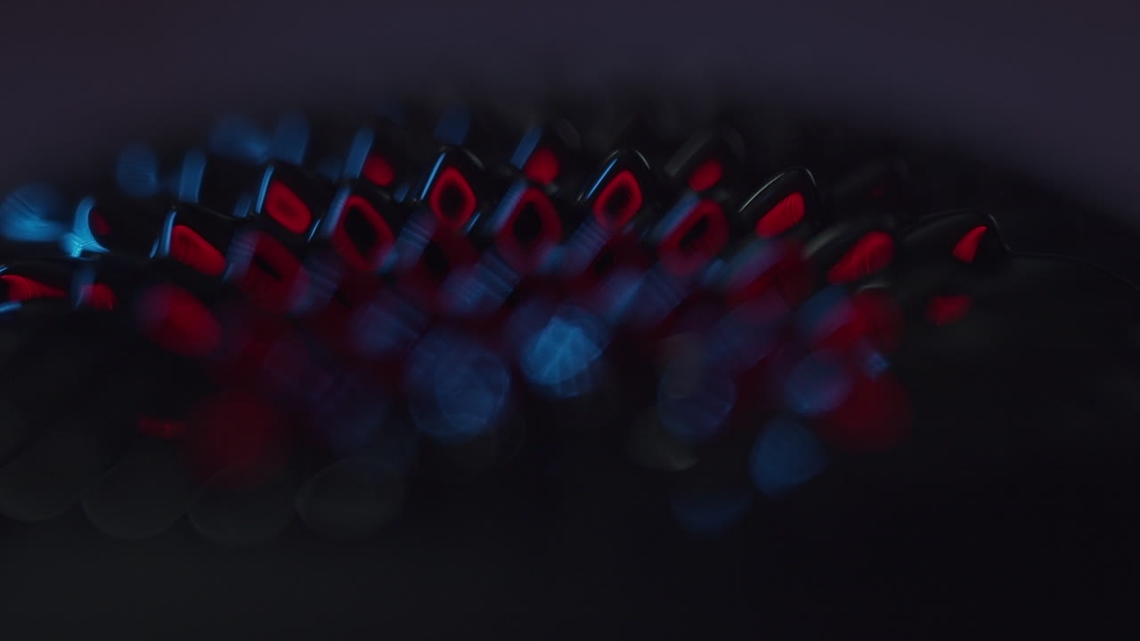 picos de formación de fluidos en una atmósfera abstracta oscura