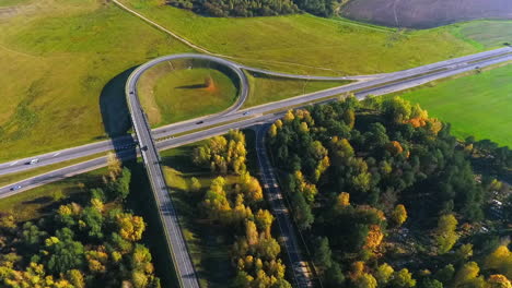 Vista-Desde-Arriba-De-Los-Coches-Que-Circulan-Por-El-Cruce-De-Carreteras.-Caminos-De-Intersección.-Cruce-De-Caminos