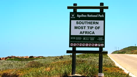 Señal-De-Carretera-Da-La-Bienvenida-A-Los-Viajeros-Al-Parque-Nacional-De-Agulhas,-El-Extremo-Más-Meridional-De-África