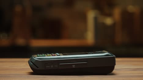 pagar con un primer plano de teléfono inteligente. compras sin efectivo en un restaurante o cafetería. concepto de pago sin contacto y sin contacto. tecnología nfc y terminal bancario.
