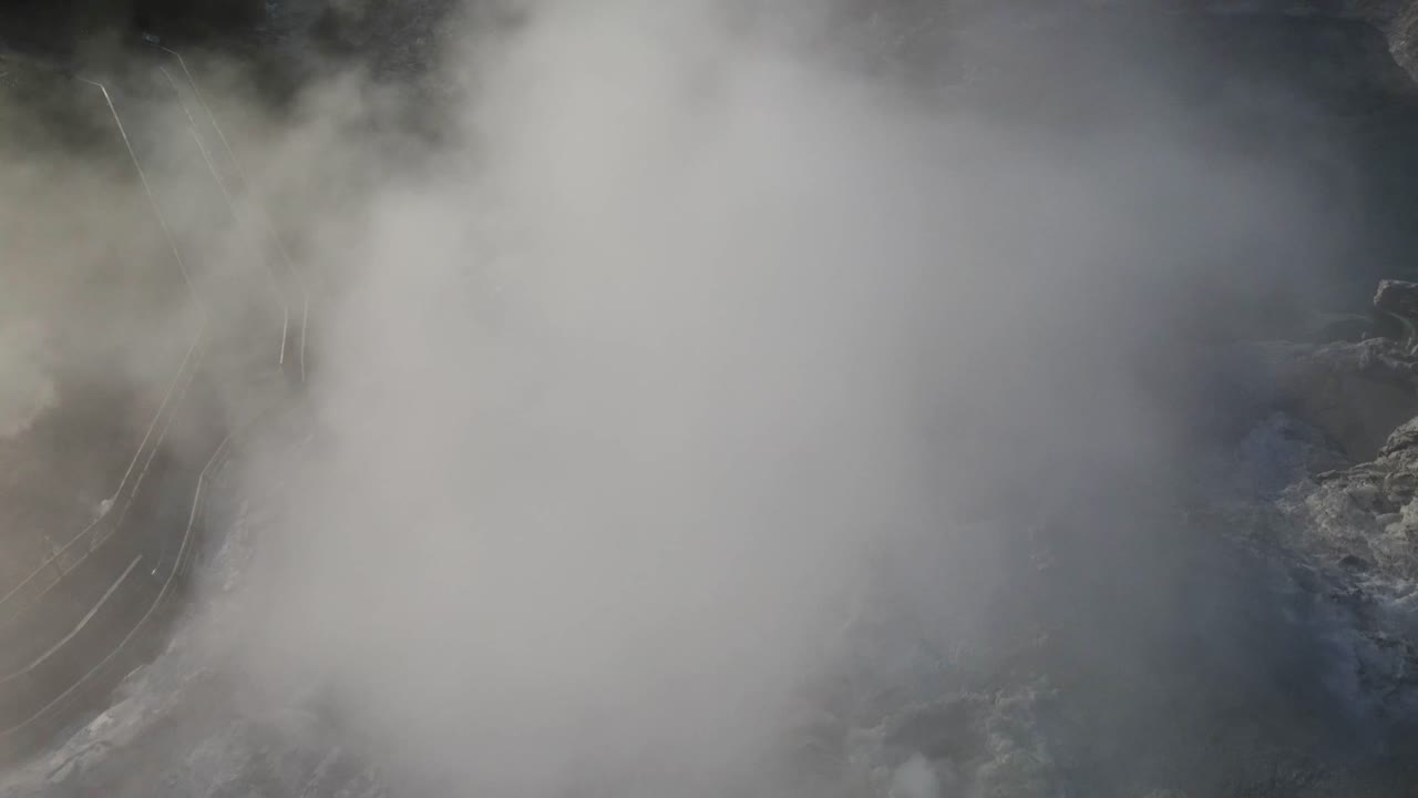 Ripresa con drone che svela l'attività geotermica sopra una nuvola di vapore, Rotorua. Geyser Pohutu, Whakarewarewa.