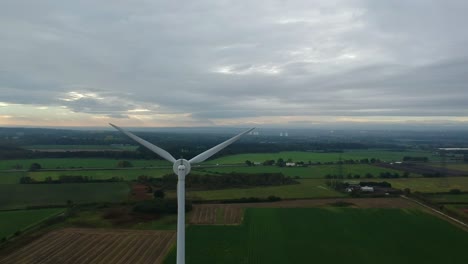 Disparo-Lento-Descendente-De-Aerogenerador-En-El-Campo-Británico