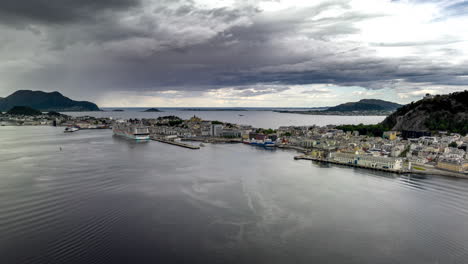 Hiperlapso-Aéreo-Hacia-La-Pintoresca-Aalesund-Noruega-Cubierta-De-Nubes-De-Tormenta