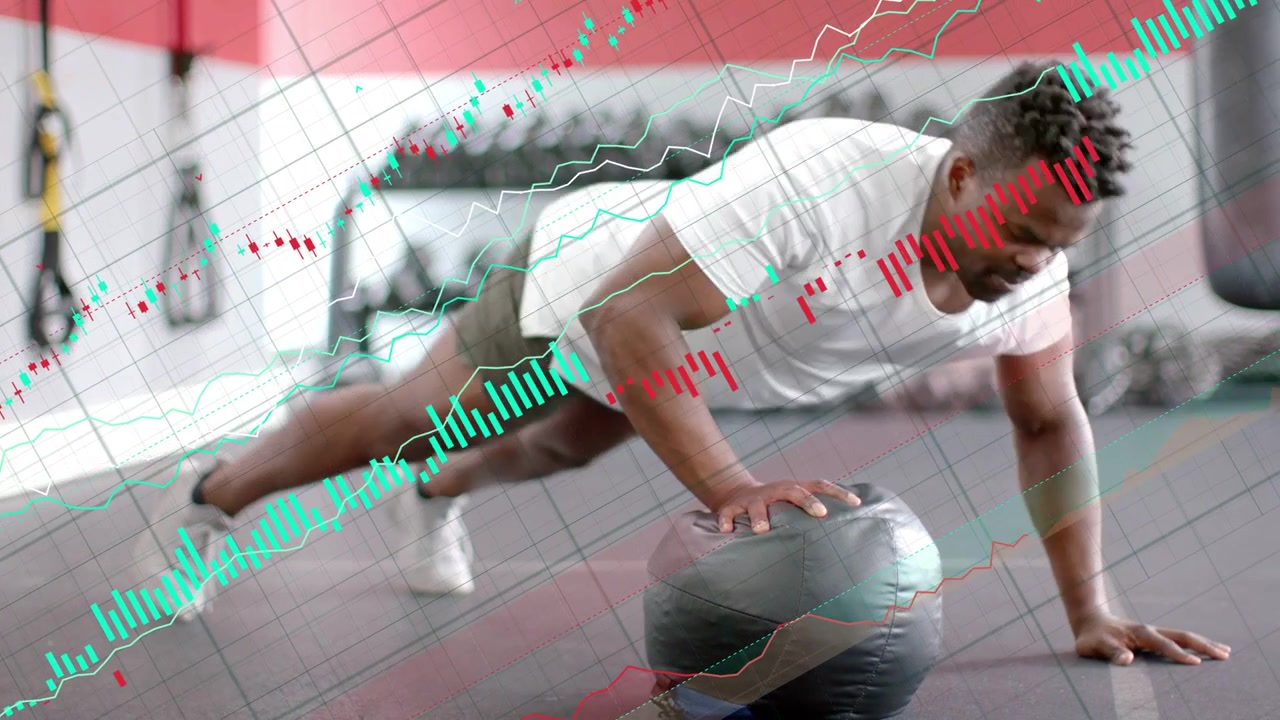 Yüksek plank pozisyonuna başlayan, sol eli sağlık topunun üzerinde olan ve fitness için şınav çeken adam, formu takip eden bindirmeler.