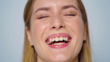 en primer plano una hermosa mujer feliz sonriendo en un fondo gris en el estudio.