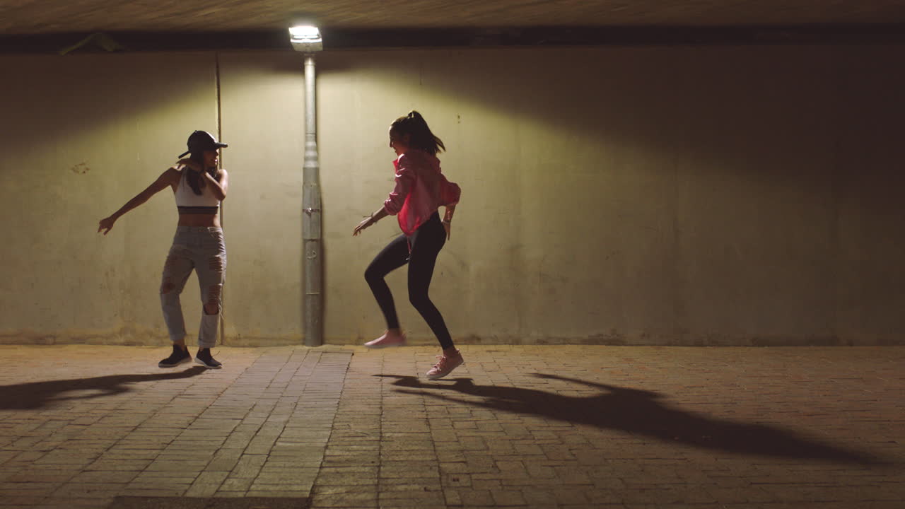 hip hop, grupo de baile nocturno y femenino en una ciudad