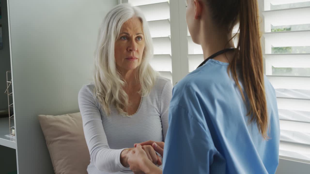 Donna anziana e medico
