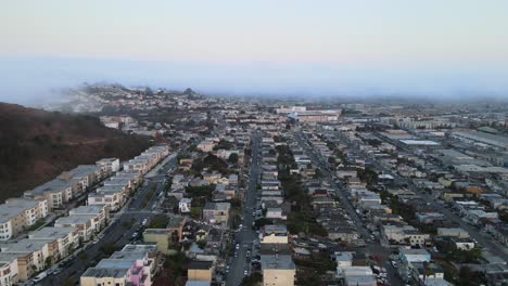 Drohne-Dringt-In-Das-Viertel-Bayview-Ein,-Während-Dichter-Nebel-Auf-Die-Stadt-Zukommt