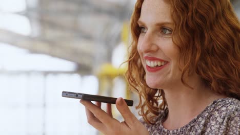 mujer ocupada hablando por teléfono móvil 4k