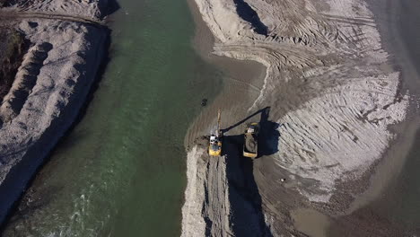 Trabajando-Juntos-Excavadoras-Aéreas-De-Agua