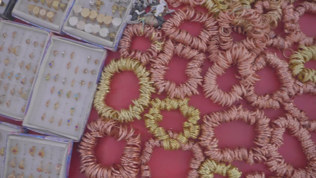 negozio di anelli di rame in vendita nel negozio di strada del festival jathra