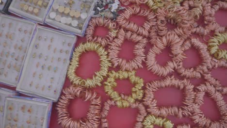 tienda de anillos de cobre a la venta en la tienda de la calle del festival jathra