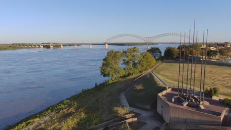 aerial-past-Mississippi-river-sculpture-in-Memphis