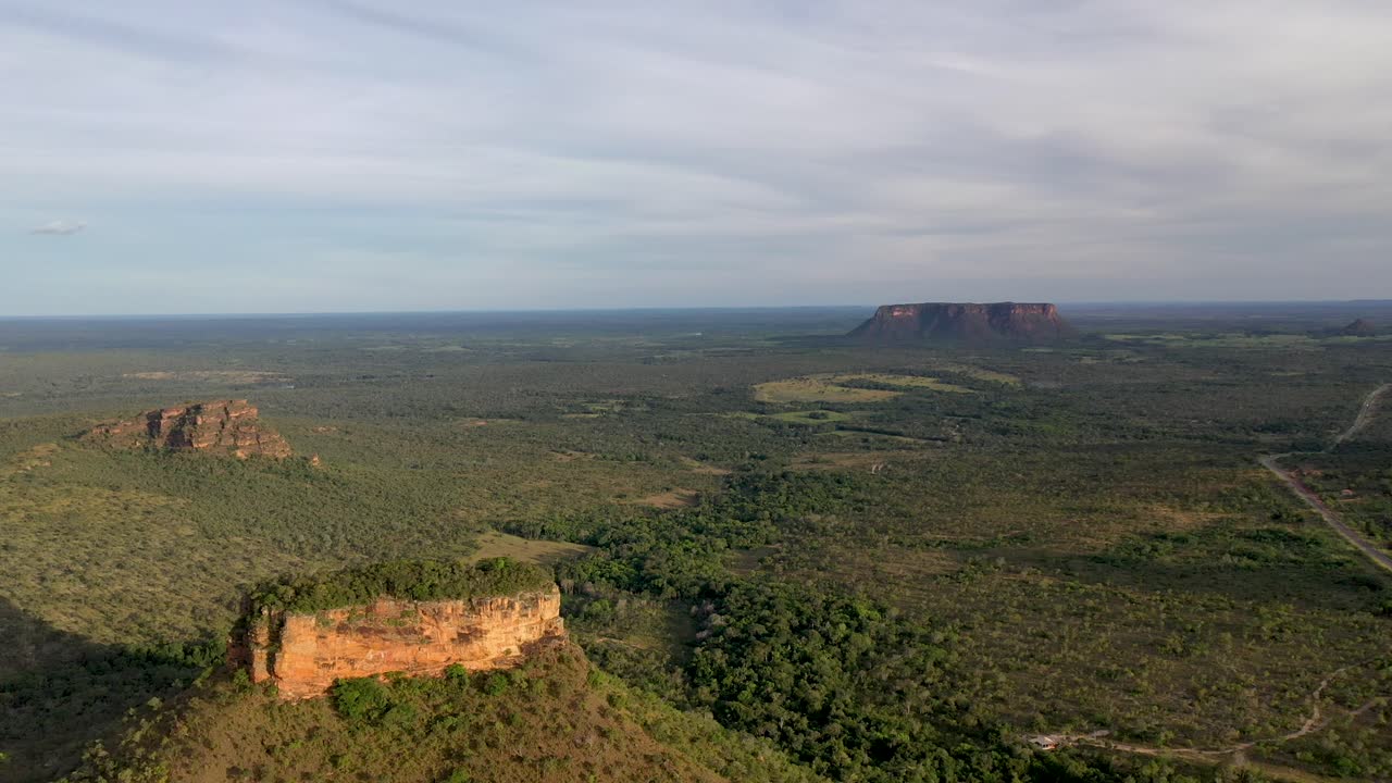 브라질 북동부 캐롤라이나 마라냐오 차파다 다스 메사스의 "세라도" 생태계와 퇴적 사암 암석의 조감도