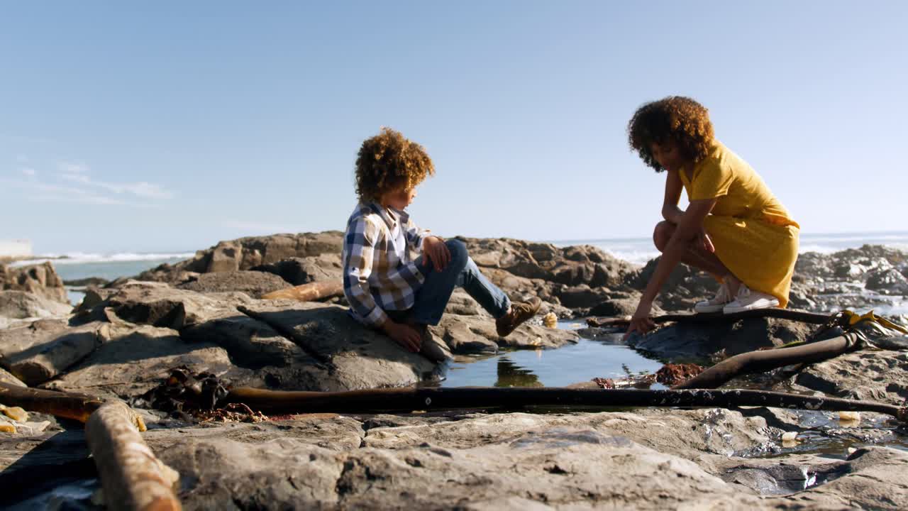 madre e hijo divirtiéndose juntos en la playa