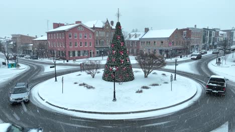 Plaza-Nevada-Con-árbol-De-Navidad-Decorado-En-La-Rotonda,-Rodeada-De-Edificios-Históricos