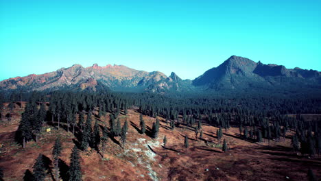 Mountains-covered-with-woods-in-the-early-morning-mist