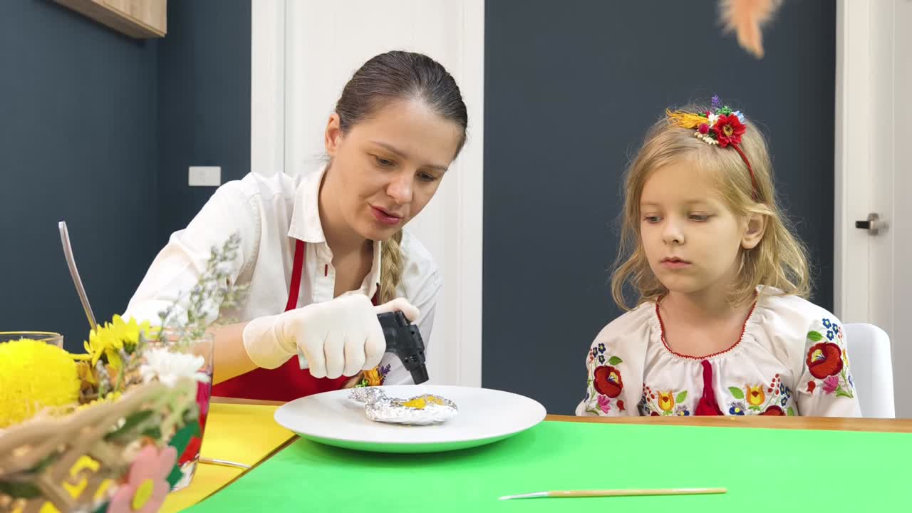 어머니와 딸이 함께 요리하거나 장식하는 음식