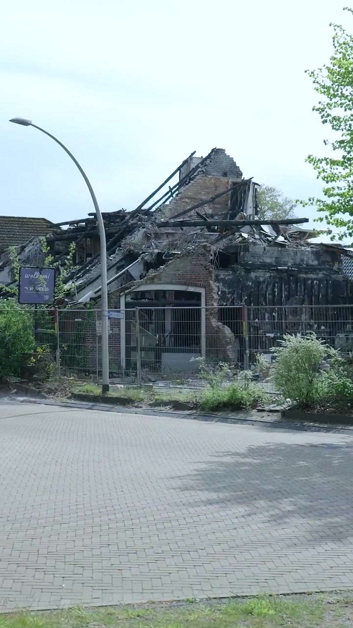 Edificio in rovina dopo un incendio in un quartiere residenziale